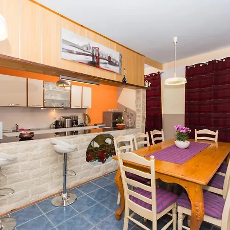 Family Friendly With A Swimming Pool Okrug Gornji, Ciovo - 16893 Apartment *