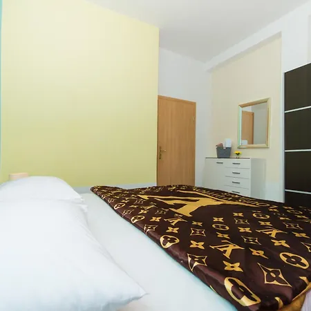 Apartment Family Friendly With A Swimming Pool Okrug Gornji, Ciovo - 16893